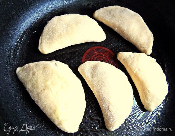 Переносим сочники на смазанную форму.