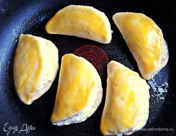 Смазываем взбитым желтком. Выпекаем 15-20 минут при 180*.