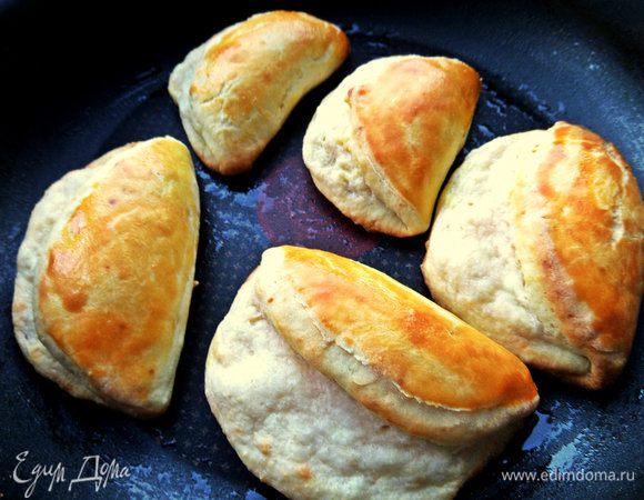 При выпекании сочни должны раскрыться - в этом весь смак! При остывании они немного осядут.