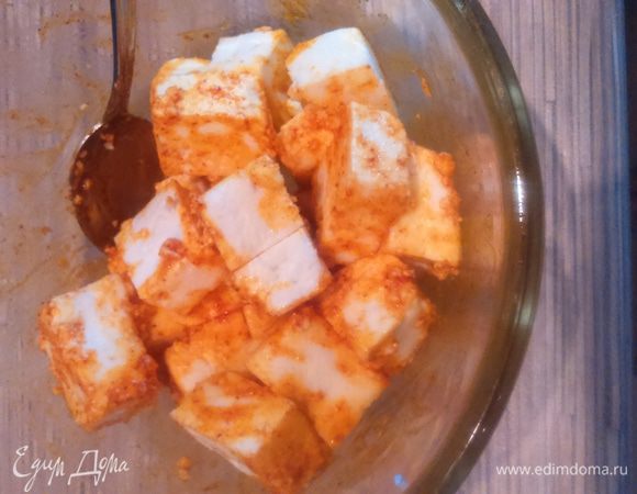 В миске смешать куркуму, паприку, 2 столовые ложки растительного масла, посолить. Нарезанный кубиками панир замариновать в этой смеси минут на 10. 