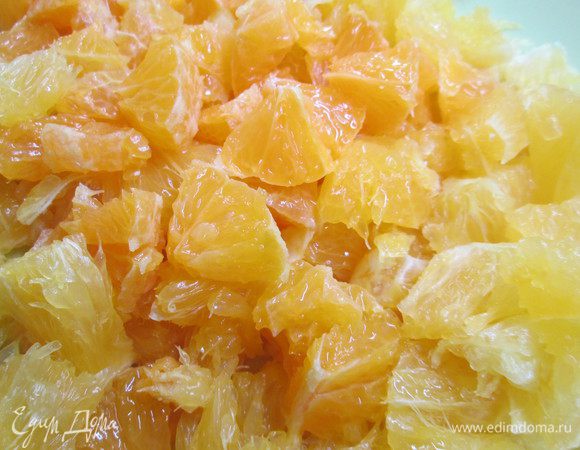 Очистите цитрусы от кожуры, нарежьте  небольшими кусочками. 