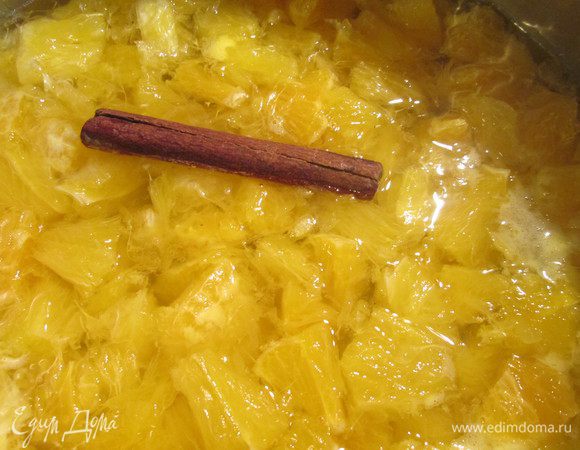 Варите в сотейнике с водой, сахаром и корицей до густоты варенья 40 минут. 