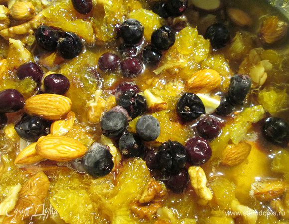 Снимите с плиты и добавьте  орехи, мед и ягоды черной смородины(можно замороженной). Отставьте охлаждаться.