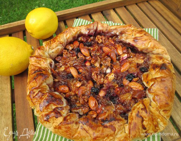 Листы теста фило смазываем растопленным сливочным маслом и складываем друг на друга.
Сверху выкладываем всю начинку и заворачиваем произвольно края теста во внутрь.  Смазываем тесто желтком, разведенным с водой.