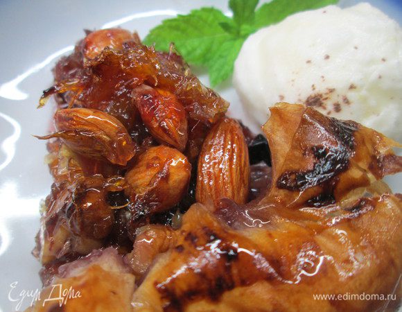 Выпекаем пирог 25 минут при 200*С. 
Пирог можно подавать как теплым, так и холодным, но желательно с шариком мороженого!
Это очень вкусно - ароматно, сочно, карамельно!