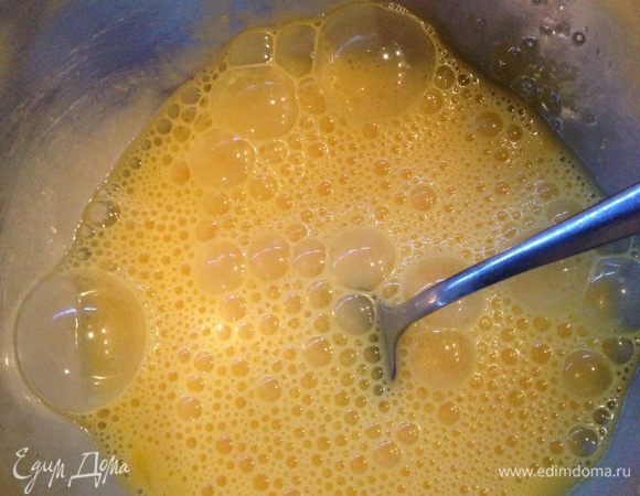Взбиваем яйца до однородного состояния.
