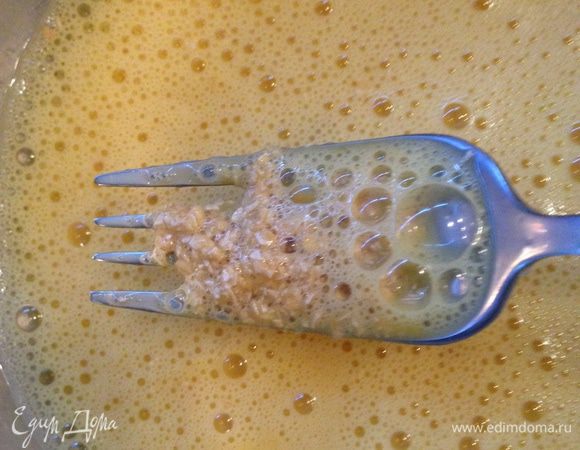 Добавляем отруби и протеин. Хорошенько перемешиваем.
На данном этапе можно добавить и соль, и сахзам, и ванилин, и вообще любую специю или ароматизатор - тут руководствуйтесь своим вкусом. Я не добавляю ничего, т.к мне достаточно вкуса заварного крема по этому рецепту http://www.edimdoma.ru/retsepty/76295-zavarnoy-krem-dieticheskiy , которым я его заправлю.
Если нет протеина, можно заменить на сухое молоко, но я на нем не готовила, поэтому за результат не ручаюсь. И сухое молоко надо перемешивать миксером, т.к оно плохо растворяется.