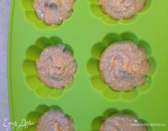 Получившееся жидкое тесто разливаем по формочкам по 2 столовые ложки в каждую лунку.
