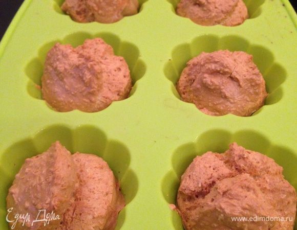 Отправляем форму в разогретую до 180 градусов духовку на 30 минут. Затем оставляем профитроли в выключенной и закрытой духовке еще на 15 мин.