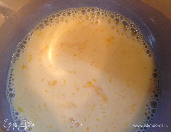 Смешать молоко, желтки и крахмал до однородного состояния.