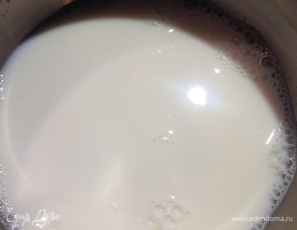 В небольшой кастрюле подогревать на мелком огне молоко с сахзамом и ванилином.