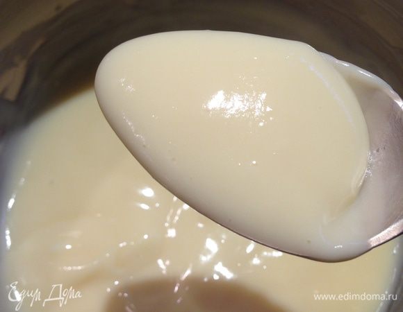 Готовый крем нужно остудить. По консистенции он похож на густую сгущенку, а как остынет станет еще плотнее!
Если крема много и он остался, тогда перекладываем его в емкость с крышкой и ставим в холодильник. Можно пользоваться в течении 2-3 дней.