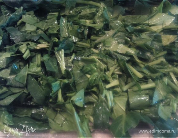 Тем временем шпинат измельчить. Я использовала свежий шпинат и измельчила ножом. Можно использовать шпинат замороженный и превратить его в пюре.