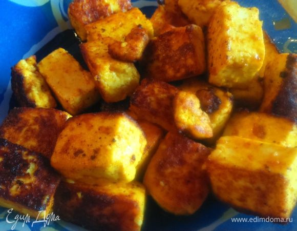 Обжарить панир на сковороде до румяного цвета. Хорошо, если кубики панира окажутся равномерно подрумяненными со всех сторон. Выложить из сковороды