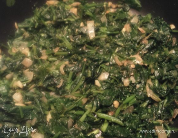 В той же сковороде потушить размельченные лук, чеснок, имбирь около 15 минут (важно этот шаг не пропустить, так как эта смесь дает вкусовую основу всему блюду). При необходимости добавить пару ложек воды. 
Добавить гарам масалу, кориандр и тмин, потушить еще минут 5. Всыпать шпинат, тщательно перемешать, потушить еще минут 5. Если смесь суховата, добавить пару ложек воды. 

