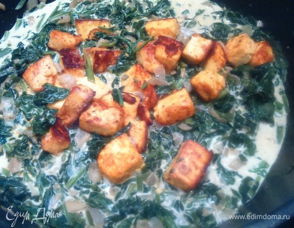 В смесь со шпинатом всыпать обжаренный панир и влить сливки. Перемешать, довести до кипения, по вкусу посолить. Потушить буквально пару минут. 