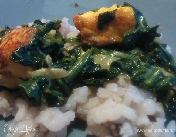 Подается палак панир с рисом, горячим. На следующий день блюдо становится еще более насыщенным и ароматным.

Приятного!