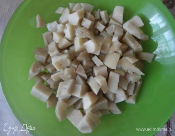 Соленые грузди промоем холодной водой и нарежем кубиками.