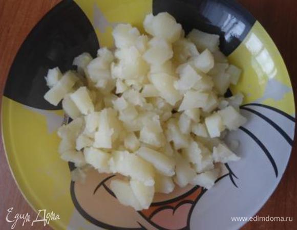 Картофель отварной почистим и нарежем кубиками как грибы.