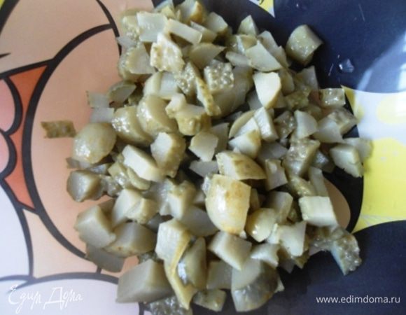Огурцы и отварные яйца тоже кубиками.
