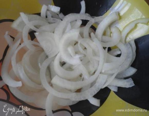 Лук нарежем полукольцами, ошпарим на несколько секунд кипятком и сразу под холодную воду. Дадим стечь воде.