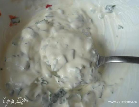 Заправка: смешаем майонез (в идеале домашний), сметану и рубленую зелень (у меня петрушка). 