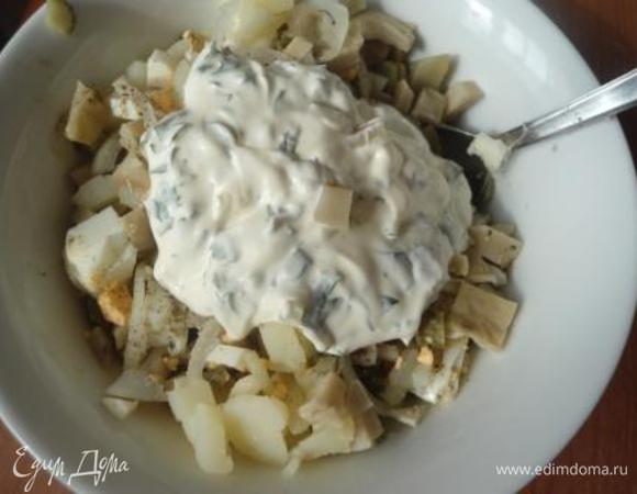 Выкладываем все ингредиенты в салатник, перчим, добавляем заправку и перемешиваем. Соль нам не понадобится. Оставляем на 30 минут в холодильнике или кушаем сразу.