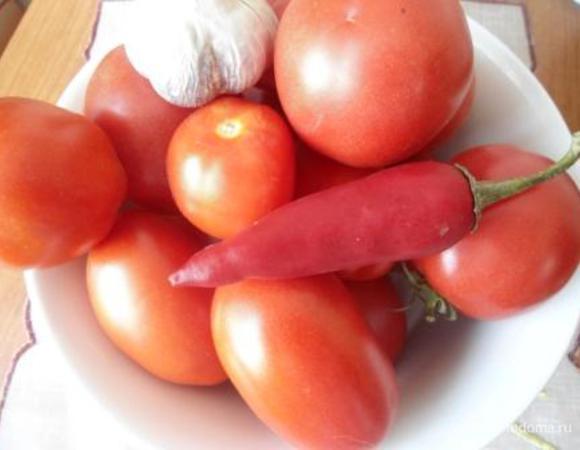 Перекрутим в мясорубке помидоры, хрен, очищенный чеснок и перчик острый вместе с семенами. Количество хрена - 5 штук, имеется в виду 5 корешков среднего размера. Бывает очень жгучий хрен, такой, что когда перекручиваешь, текут слёзы.