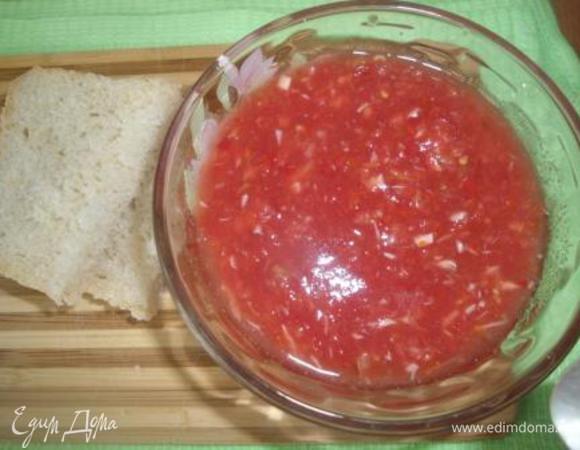 Добавляем соль, сахар и перемешиваем. Оставляем на часик на столе. Помешиваем, чтобы соль растворилась. Разливаем по чистым баночкам. Храним в холодильнике.