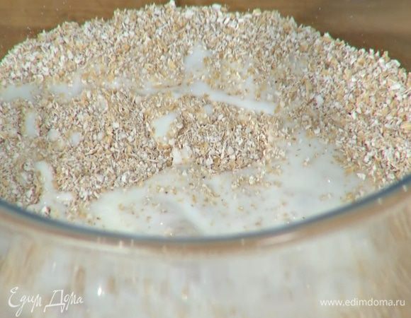 Отруби залить кефиром, перемешать и дать постоять 5 минут.