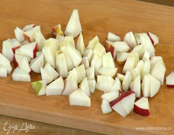 Яблоко, удалив сердцевину, порезать маленькими кусочками.