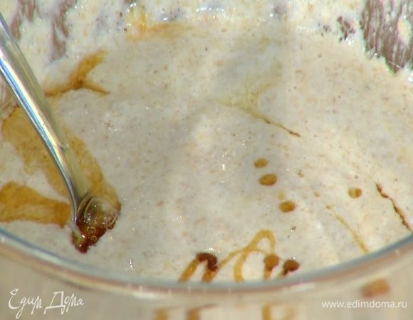 К отрубям с кефиром влить оливковое масло, кленовый сироп, затем ввести яйца и все перемешать.