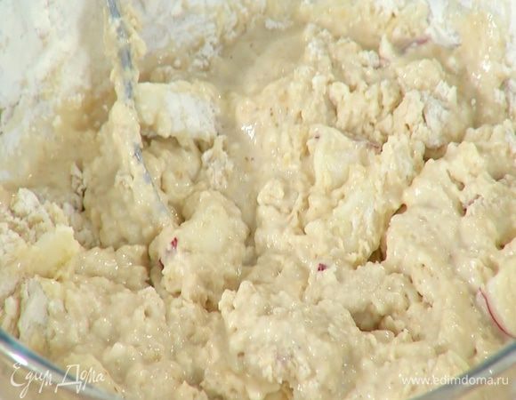 Добавить яблоки, муку с разрыхлителем и вымешать тесто.