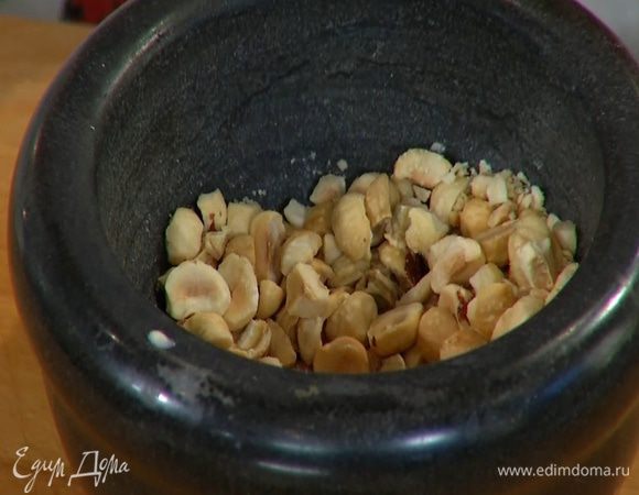 Фундук измельчить в ступке, так чтобы остались крупные кусочки.