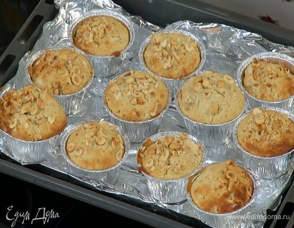 Выпекать маффины в разогретой духовке 20 минут.