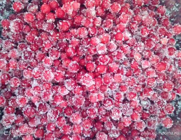 Засыпать ягоду сахаром и поставить на слабый огонь. Прогреть, помешивая, до тех пор, пока не растворится сахар. Приправить солью по вкусу.
Если вы хотите получить однородный соус, то ягоду нужно протереть через сито и избавиться от кожицы.
Я оставляю ягоду, как есть.