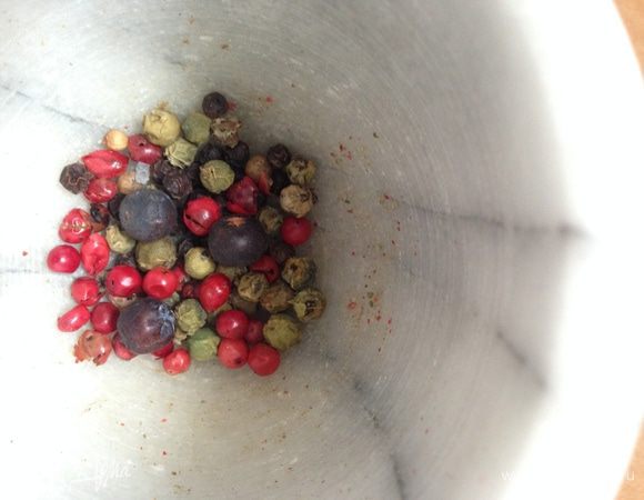 Поместить в ступку все виды перца и можжевельник.