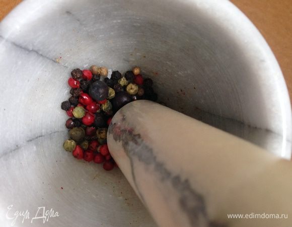 Измельчить до состояния крупной крошки (не в муку).