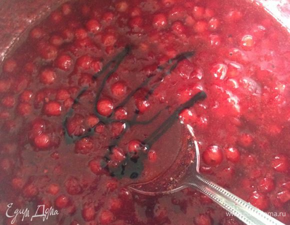 Соединить ягодное пюре со специями и хорошо перемешать. В последнюю очередь добавить бальзамик. Довести до кипения, но не кипятить. Дать настояться 2-3 часа. Затем перелить в чистую банку и хранить в холодильнике не больше месяца.