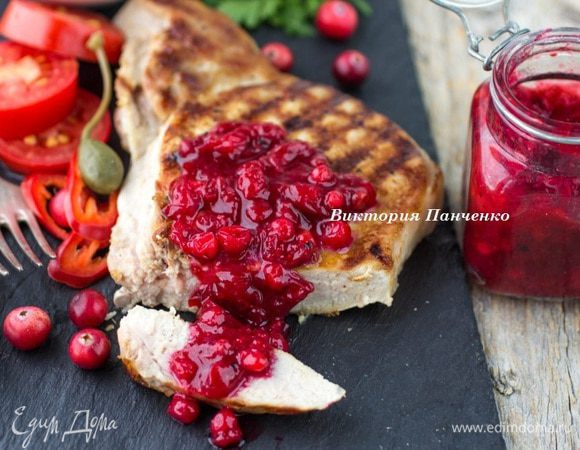 Такой соус можно заготовить и на зиму. В этом случае нужно проварить готовый соус 5-7 минут и вместо бальзамика добавить 2 ст.л. 9% уксуса.
Подавать к мясу.