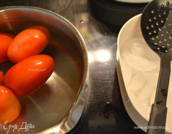 Простерилизуем заранее баночки с крышками.
Вскипятим воду в кастрюле. Во второй емкости приготовим лед. Выложим помидоры в кипяток, чтобы бланшировать, на 1 мин. Переложим шумовкой сразу в лед.
