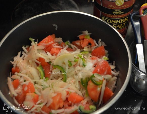 Переложим все в кастрюлю, добавим лимонный сок или уксус, соль. Поставить на огонь, довести до кипения, убавить огонь и тушить еще 10 мин. Снять с огня.
Переложить сальсу в приготовленные чистые, стерилизованные баночки, примерно оставить 2 см от отверстия. Проткнуть каждую баночку с сальсой шпажкой по центру, чтоб воздух вышел. Пройтись чистой тряпочкой по поверхности баночек.