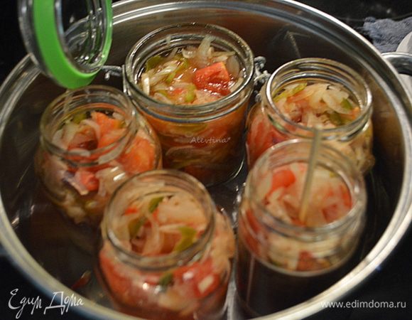 Заполненные банки поставить в кастрюлю, налить горячей воды на дно, примерно на 1/4. Закрыть крышками. Довести до кипения и готовить 10 мин.
Снять с плиты. Перевернуть баночки крышками и остудить при комнатной температуре примерно 12 час.