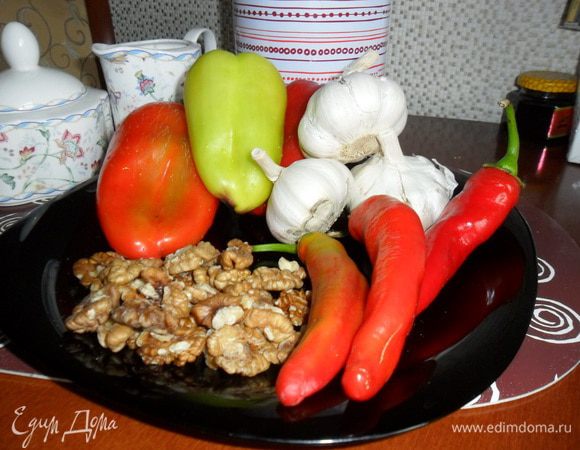 Подготовить все необходимые ингредиенты: помыть и почистить перец, чеснок, орехи.