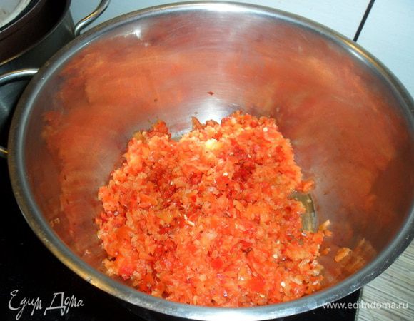 В блендере (или в мясорубке) измельчить болгарский перец, острый перец чили, обжаренные орехи, чеснок.

Я измельчила достаточно крупно, мы так любим. Вы ориентируйтесь на свой вкус. 