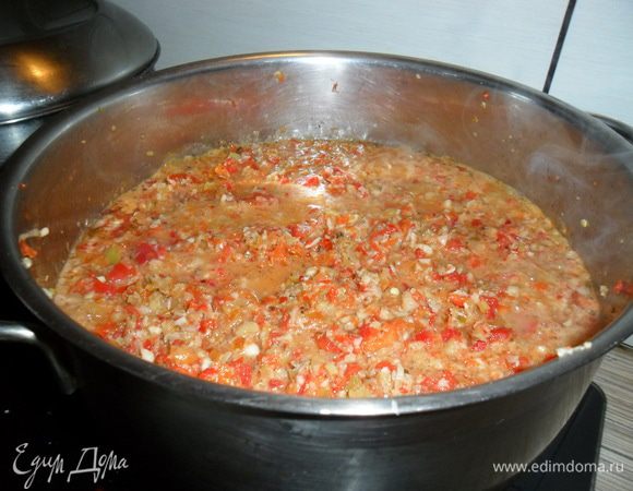 Сложить все в кастрюлю (у меня 5-ти литровая), добавить растительное масло  (у меня подсолнечное), соль. 

Довести до кипения и варить 15 мин.

Остудить (примерно 1 час). Этот этап нужен для того, чтобы размельченные орехи выделили свое масло и "взяли" в себя влагу и вкус окружающих компонентов (как в моем любимом сациви, поделюсь рецептом позже). Орехи чуть-чуть разбухнут.

Добавить приправы (у меня кинза сушеная (кориандр), но можно экспериментировать со своими любимыми приправами).

Кипятить еще 15 мин.


