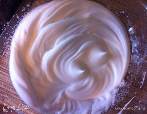 Белки выдержать сутки в холодильнике, достать за пару часов, взбить до пушистости, тонкой струйкой ввести сахар. Если добавляете сухой краситель, то вместе с сахаром, гелевый - в сухую смесь. Взбиваем до птичих клювов.