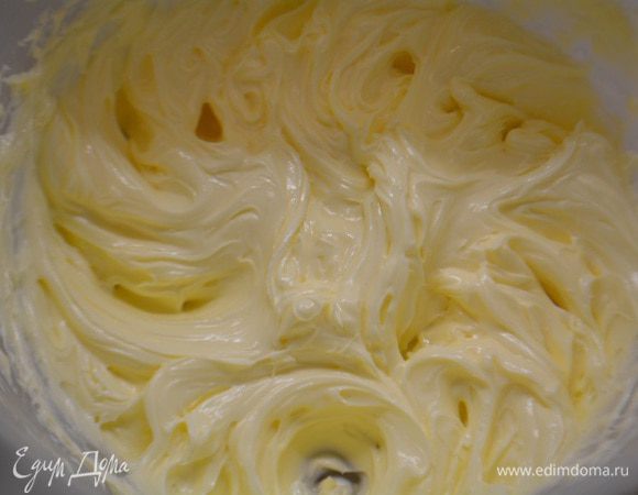 Масло комнатной температуры взбить в течение 5 минут.