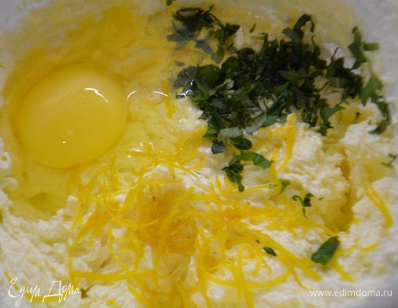 Добавить сахар и еще немного взбить. Высыпать измельченную мяту, цедру лимона и разбить 1 яйцо. Еще немного взбить.