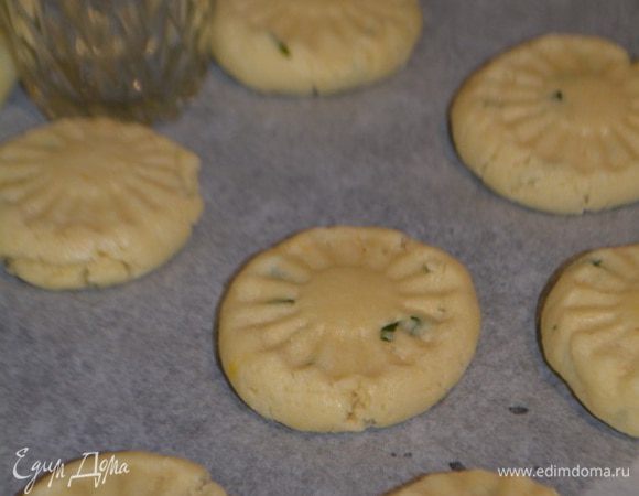 Приплюснуть шарики дном стакана. Выпекать при температуре 180 градусов 10 минут. Как только края начнут подрумяниваться-вытаскиваем противень Главное не передержать. Остудить.